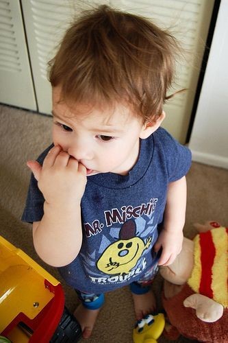 ناخن خوردن کودکی در میان اسباب بازی ها