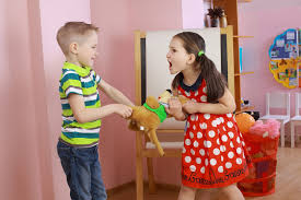 دختر و پسری بر سر یک اسباب بازی دعوایشان شده است.