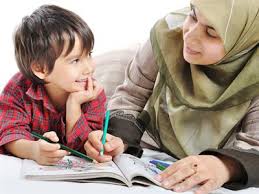 مادر و فرزند در حال نقاشی و حرف زدن هستند. برای بالا بردن واژگان کودکان از آنها بخواهید که خرف بززند و تعریف کنند.