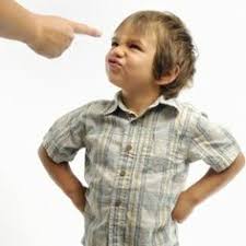 کودکی که در مقابل تهدید کردن یک بزرگتر با فرم صورت اظهار نارضایتی می کند.
