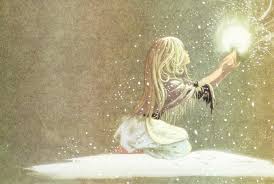 دخترکی در برف که کبریتی را روشن کرده است