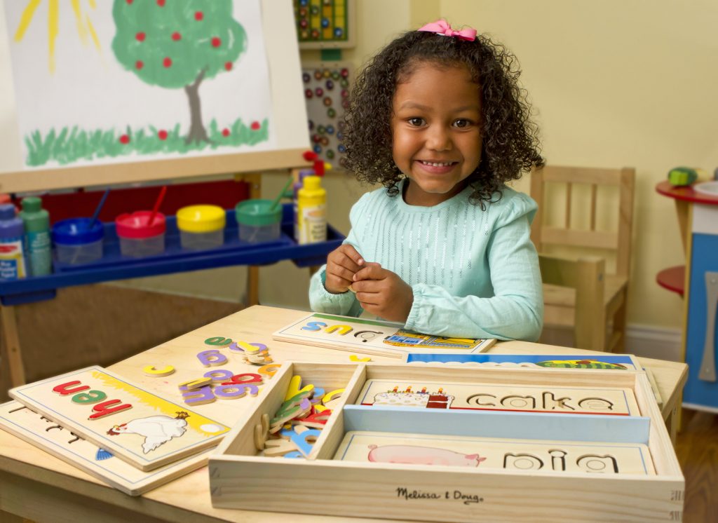 پازلهای آموزشی مورد استفاده یک دختر بچه بر روی یک میز
