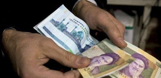 هوش مالی یعنی مدیریت چول در عکس یک دسته پول 5 هزارتومانی نارنجی رنگ و 2 هزار تومانی آبی رنگ که توسط فردی در حال شمارش می باشد.