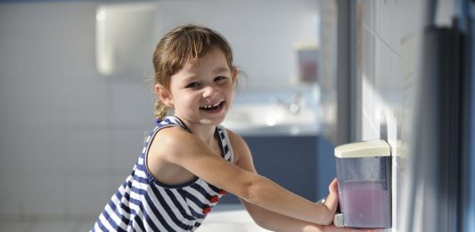 دختری در حال شستن دست