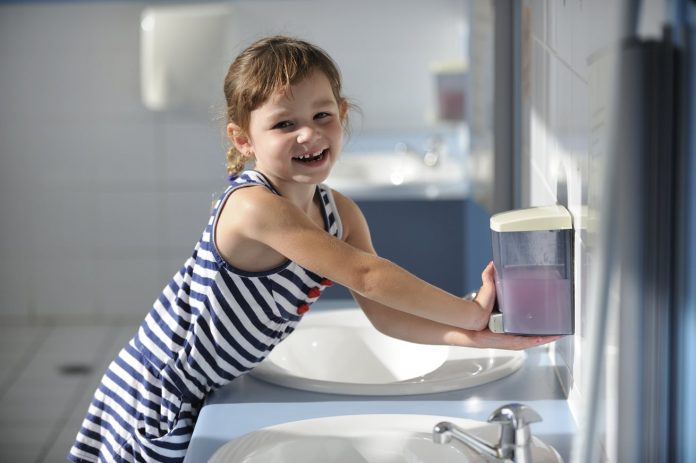 دختری در حال شستن دست