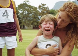 پسری در آغوش مادر که در مسابقه باخته است و گریه می کند. لذا فضای خوبی برای آموزش شکست خوردن به کودک فراهم آمده است